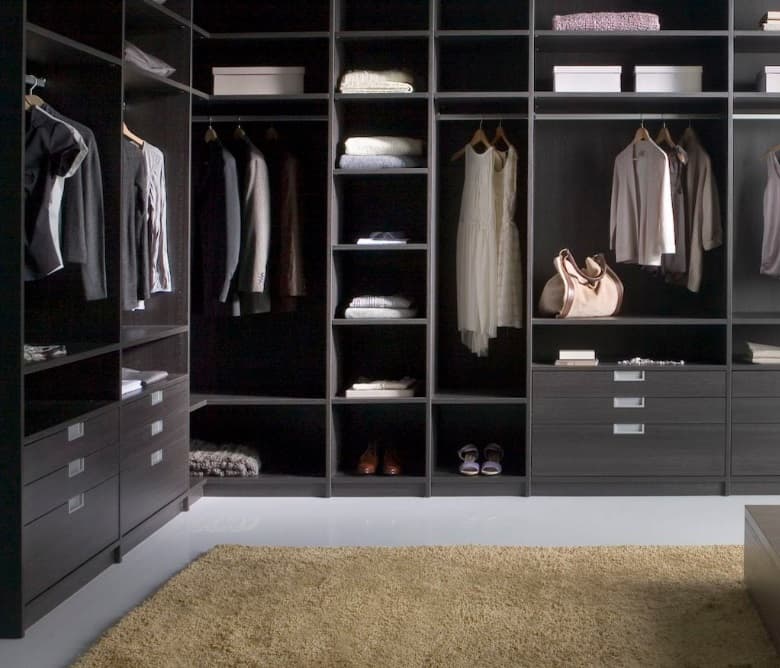 Open kastwand in donkerbruin met vakken voor gevouwen kleding, lades en hangruimte