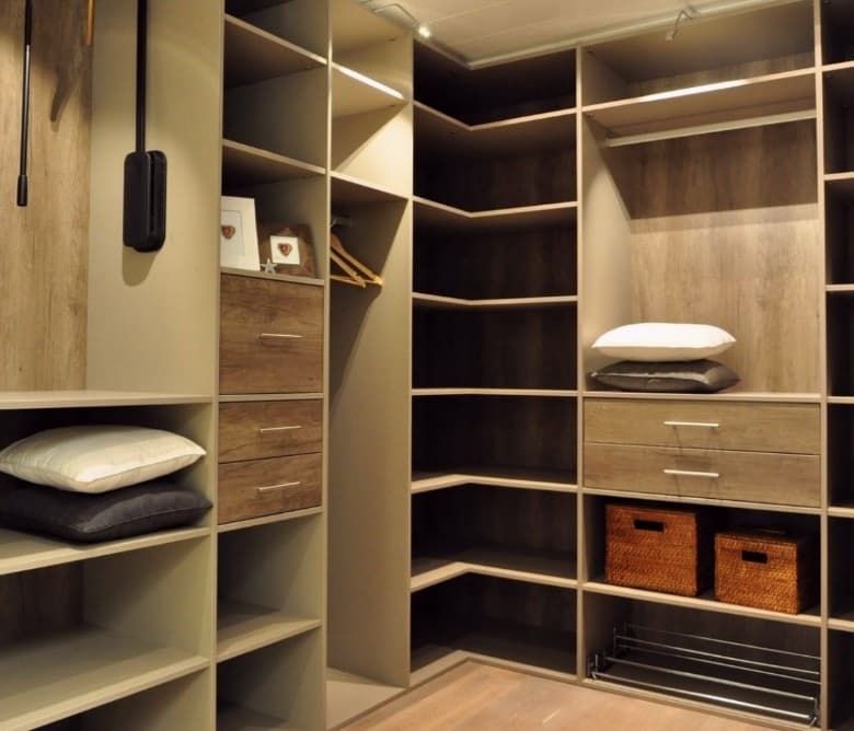Dressing in licht eiken met open vakken, manden en hangroedes langs de wand