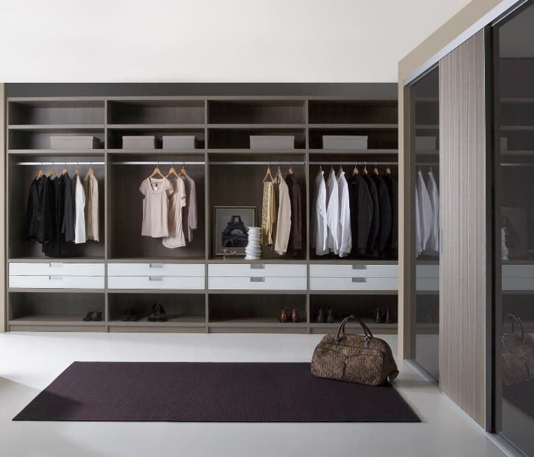 Dressing in licht grijs met open vakken, lades en glazen schuifdeuren