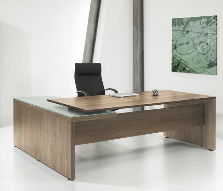 Maatwerk bureau in eiken met glazen inleg, in een rustig ingerichte werkkamer