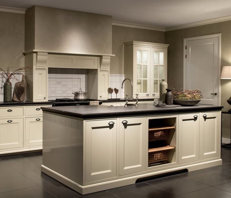 Klassieke keuken in gebroken wit met servieskast, kookeiland en een donker hardstenen werkblad